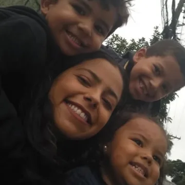 Ingrid com as crianças em selfie publicada no Instagram